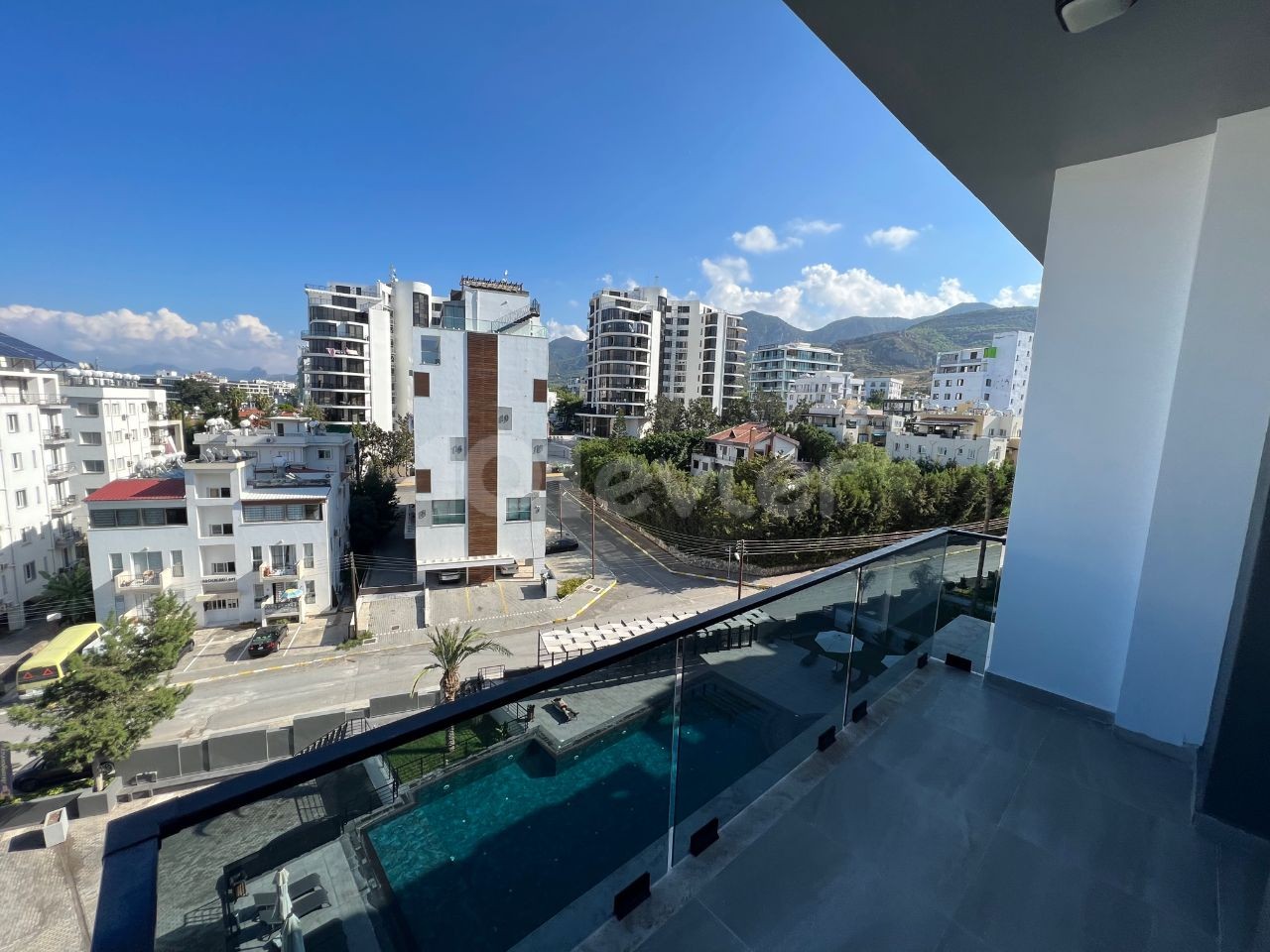 2+1 VOLLSTÄNDIG MÖBLIERTE, NEUE WOHNWOHNUNG MIT BERG- UND MEERBLICK IM OBEREN KYRENIA!