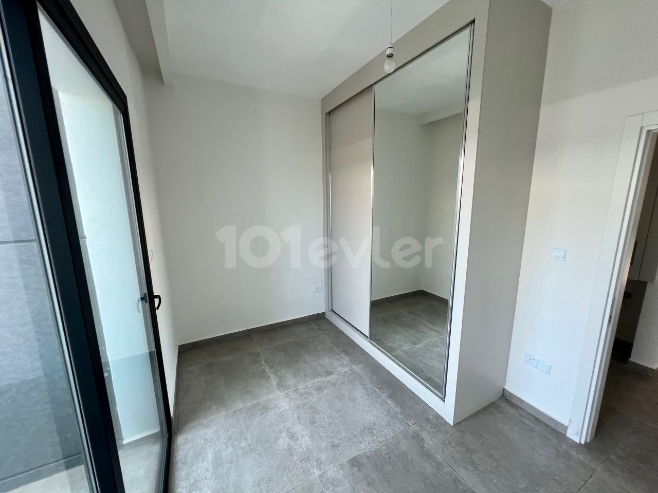 2+1 TEILMÖBLIERTE, NEUE WOHNWOHNUNG IN OBERES KYRENIA, MIT BERGBLICK UND MEERBLICK!