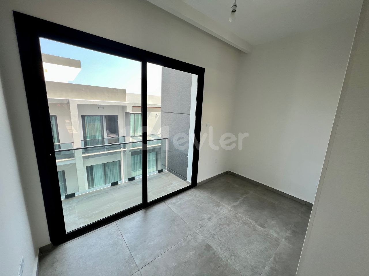 2+1 TEILMÖBLIERTE, NEUE WOHNWOHNUNG IN OBERES KYRENIA, MIT BERGBLICK UND MEERBLICK!