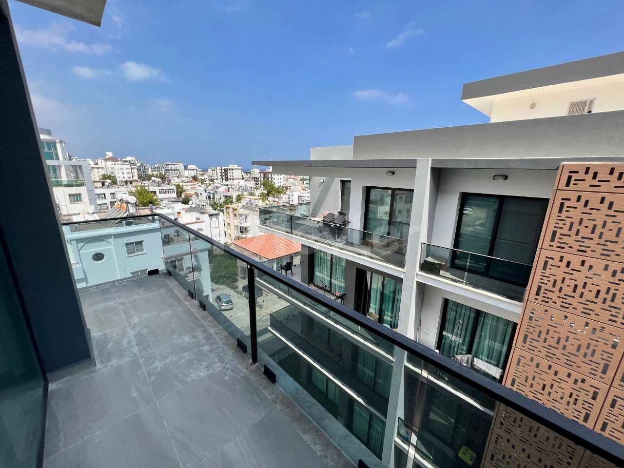 2+1 TEILMÖBLIERTE, NEUE WOHNWOHNUNG IN OBERES KYRENIA, MIT BERGBLICK UND MEERBLICK!