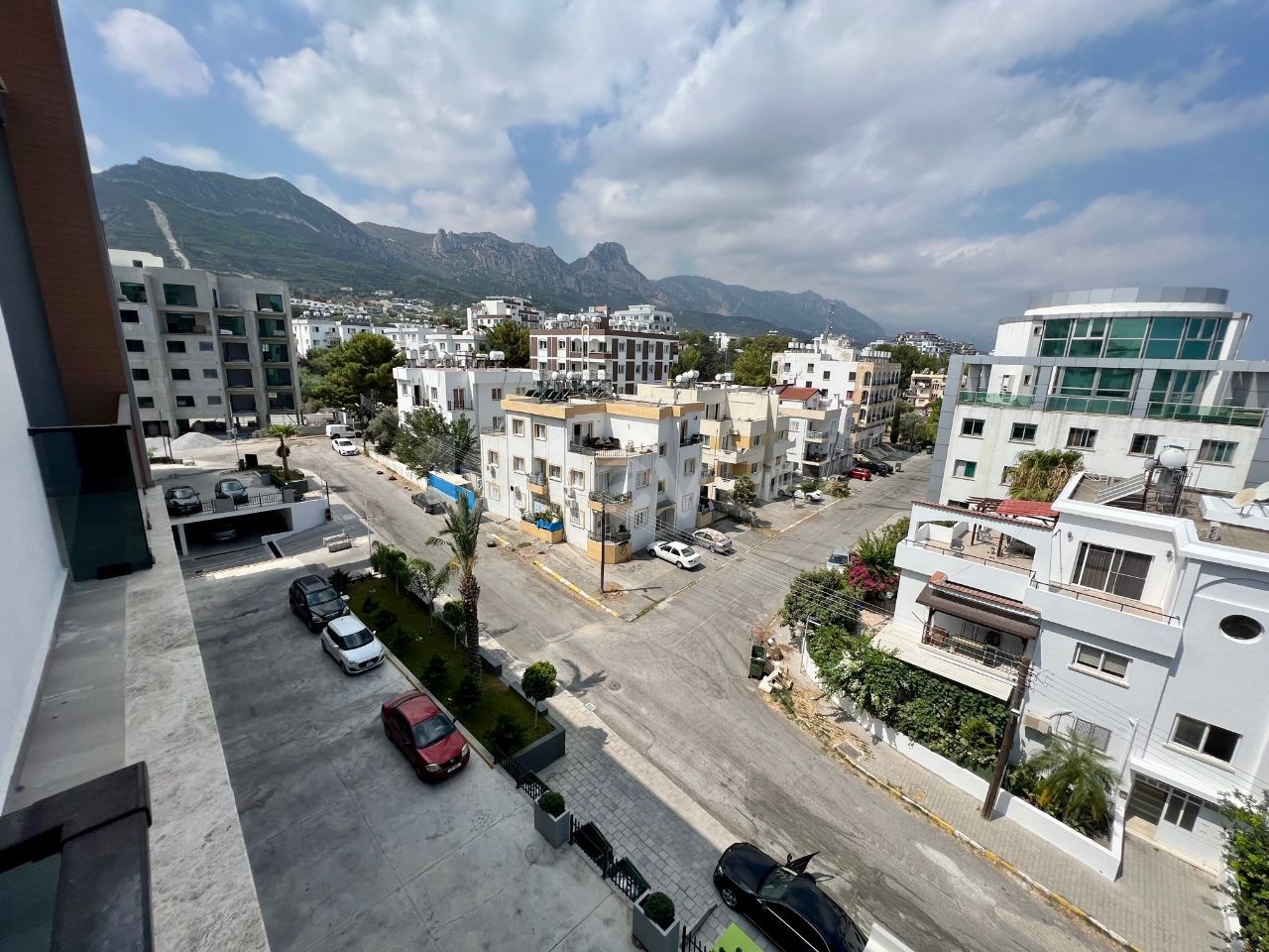 2+1 TEILMÖBLIERTE, NEUE WOHNWOHNUNG IN OBERES KYRENIA, MIT BERGBLICK UND MEERBLICK!