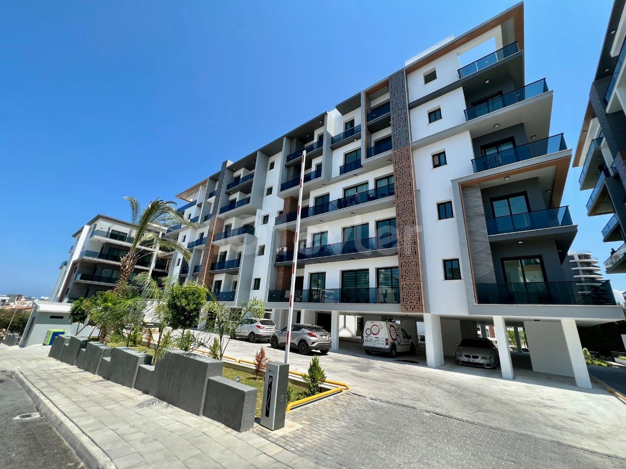 2+1 TEILMÖBLIERTE, NEUE WOHNWOHNUNG IN OBERES KYRENIA, MIT BERGBLICK UND MEERBLICK!