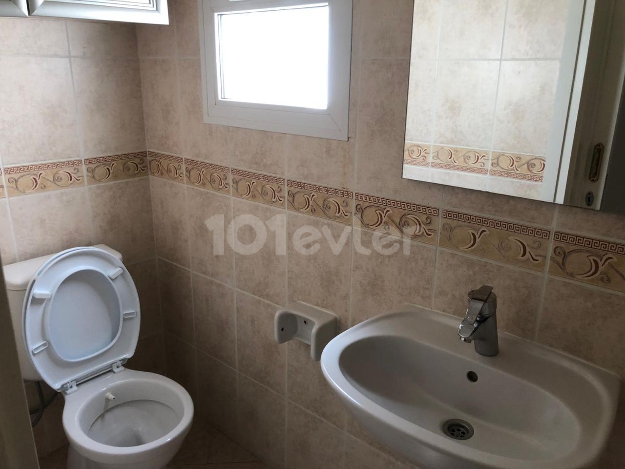 3-1 large fully furnished flat in the center of Kyrenia ** 