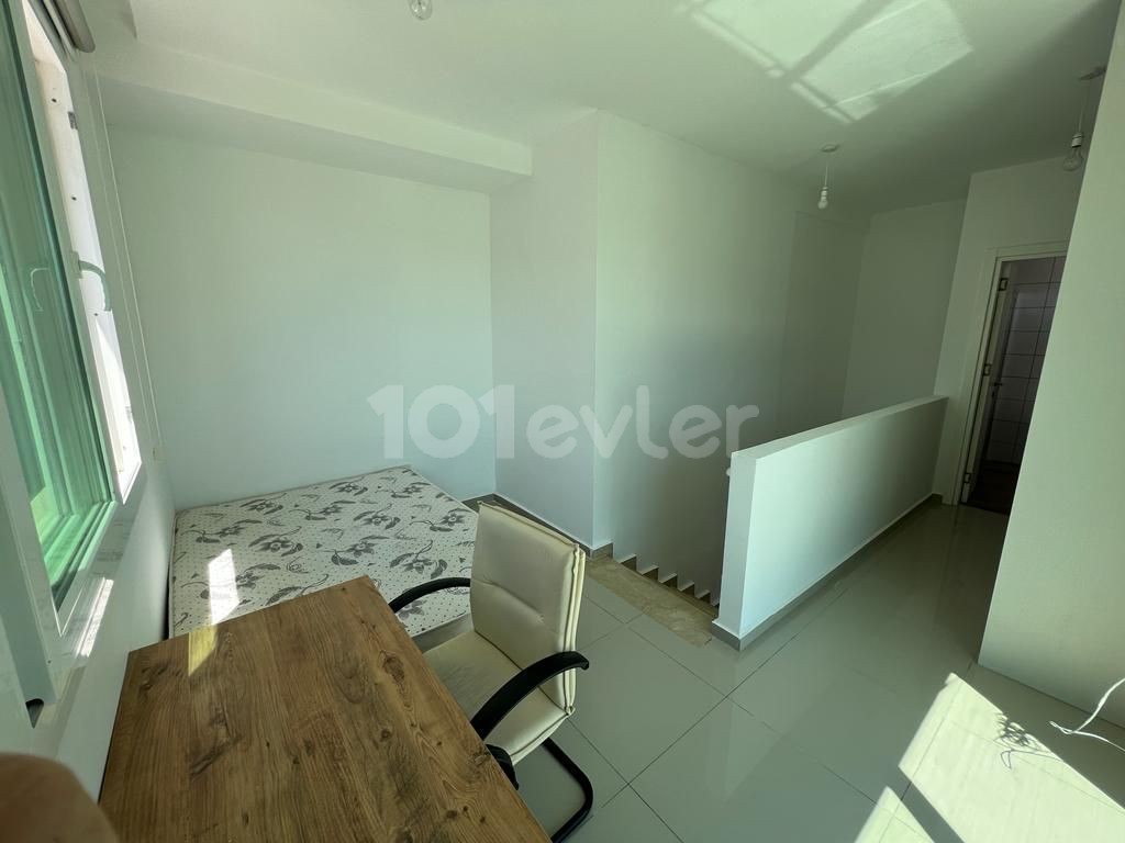 Duplex-Penthouse, 3 Schlafzimmer, 2 Badezimmer, türkische Titelwohnung zum Verkauf im 10. Stock eines 10-stöckigen Gebäudes in der Nähe des Pia Bella Hotels im Zentrum von Kyrenia. Auch ein sinnvoller Tausch wird in Betracht gezogen. 05338445618