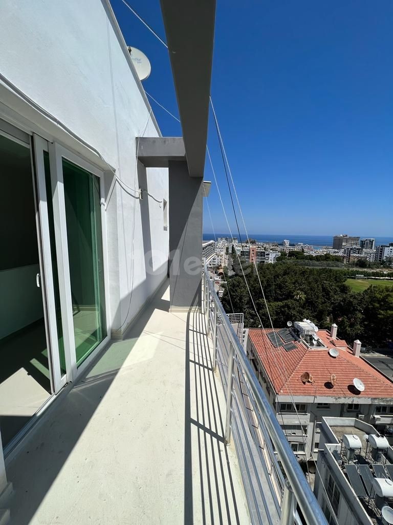 Duplex-Penthouse, 3 Schlafzimmer, 2 Badezimmer, türkische Titelwohnung zum Verkauf im 10. Stock eines 10-stöckigen Gebäudes in der Nähe des Pia Bella Hotels im Zentrum von Kyrenia. Auch ein sinnvoller Tausch wird in Betracht gezogen. 05338445618