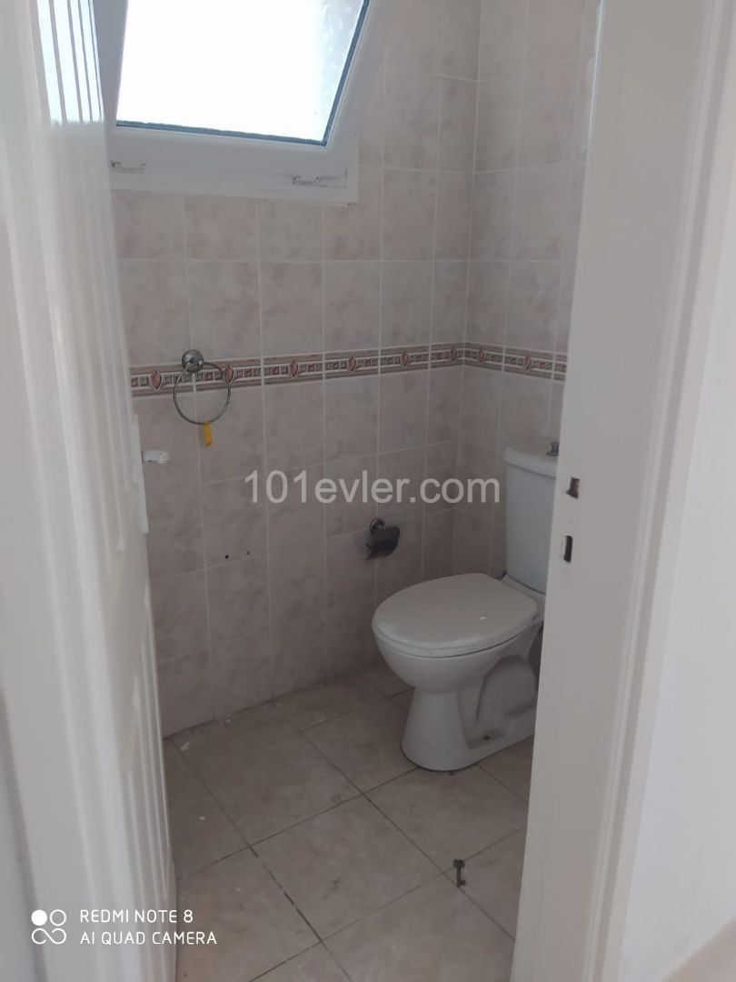 Erschwingliche 3+1 Penthouse-Wohnung zum Verkauf im Zentrum von Kyrenia REF838 ** 