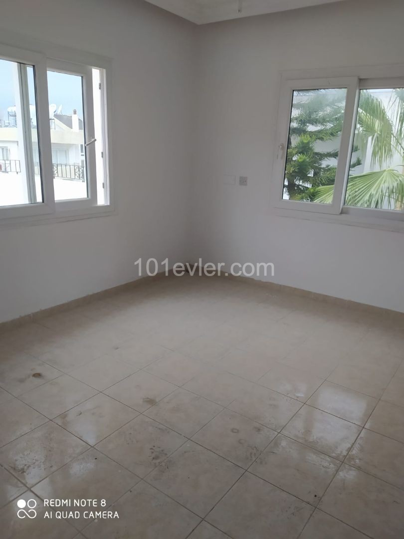 Erschwingliche 3+1 Penthouse-Wohnung zum Verkauf im Zentrum von Kyrenia REF838 ** 