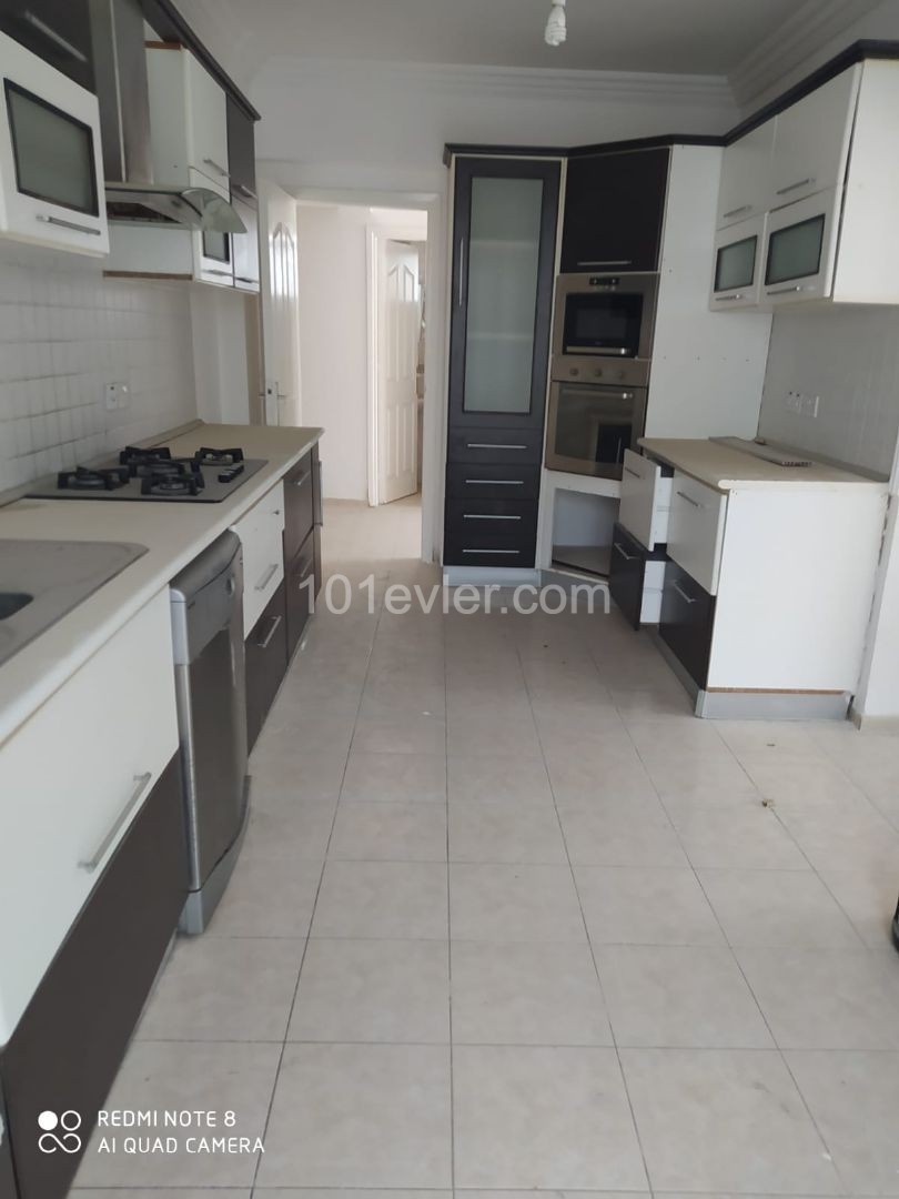 Erschwingliche 3+1 Penthouse-Wohnung zum Verkauf im Zentrum von Kyrenia REF838 ** 