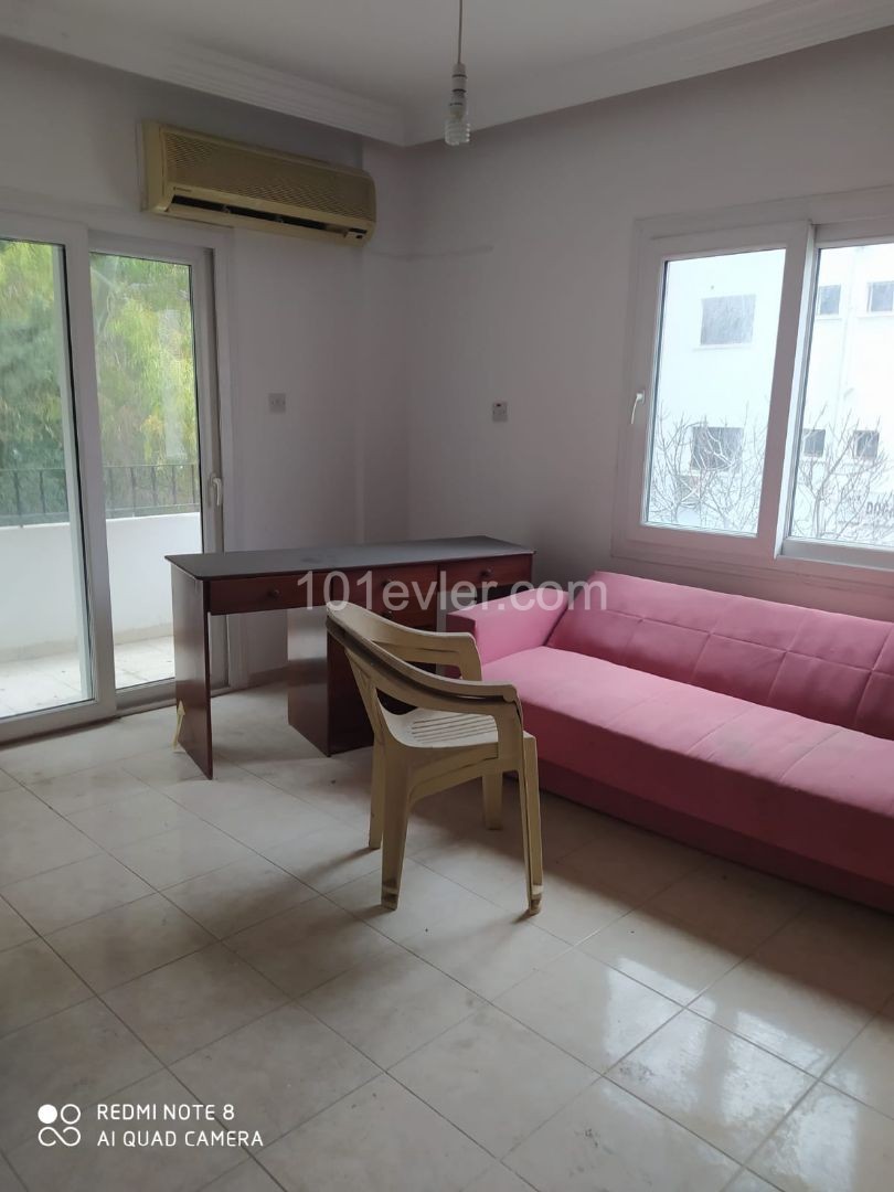 Erschwingliche 3+1 Penthouse-Wohnung zum Verkauf im Zentrum von Kyrenia REF838 ** 