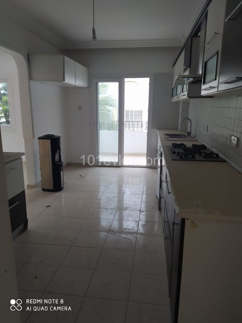 Erschwingliche 3+1 Penthouse-Wohnung zum Verkauf im Zentrum von Kyrenia REF838 ** 