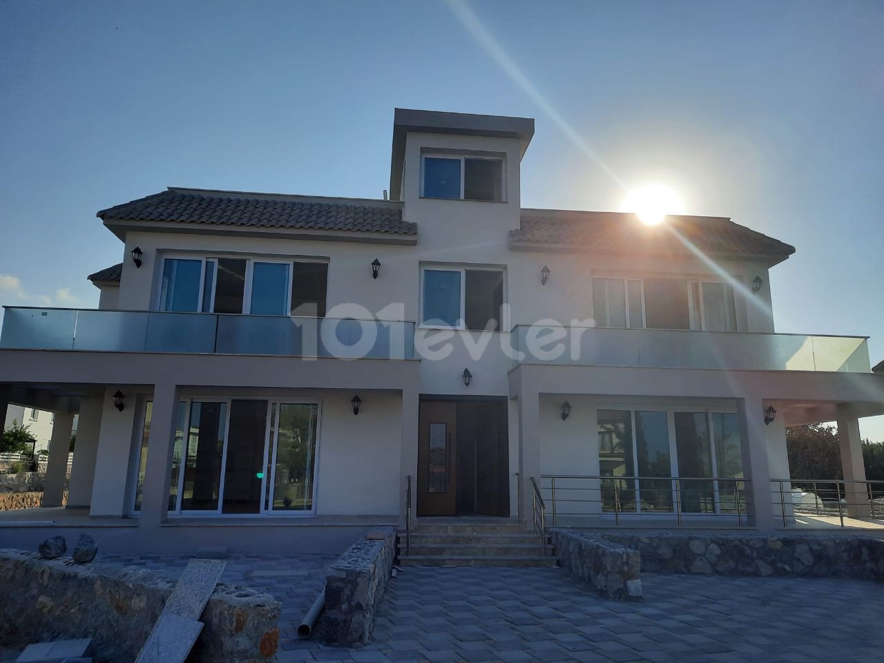 FOR SALE IN ALSANCAK 2+1 WALKING DISTANCE TO THE SEA