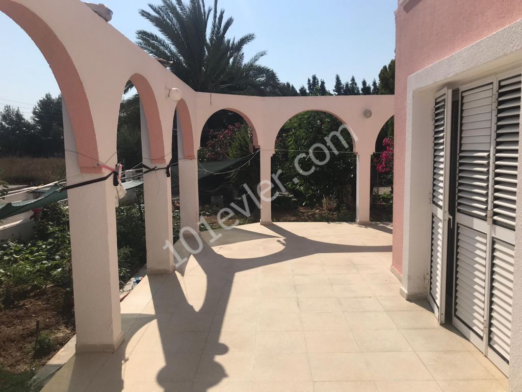 Yenikentt'e 540 m2 Arsa İçerisinde  4+1 Satılık Villa  135.000 STG