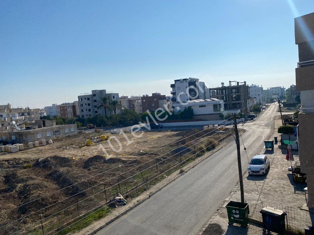 3+1 , 120 m2 Wohnung zum Verkauf 54.500 STG hinter dem Keller Markt in Nikosia Gehrung ** 