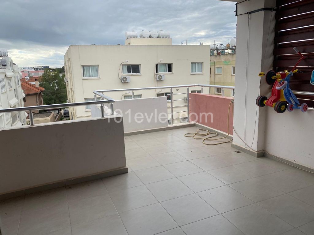 Zentrale Lage in Nikosia Ortakoy , 3 + 1, 100 m2 + 15 m2 (Terrasse) Penthouse-Wohnung zu verkaufen 58.000 STG ** 