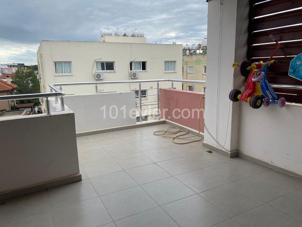 Zentrale Lage in Nikosia Ortakoy , 3 + 1, 100 m2 + 15 m2 (Terrasse) Penthouse-Wohnung zu verkaufen 58.000 STG ** 