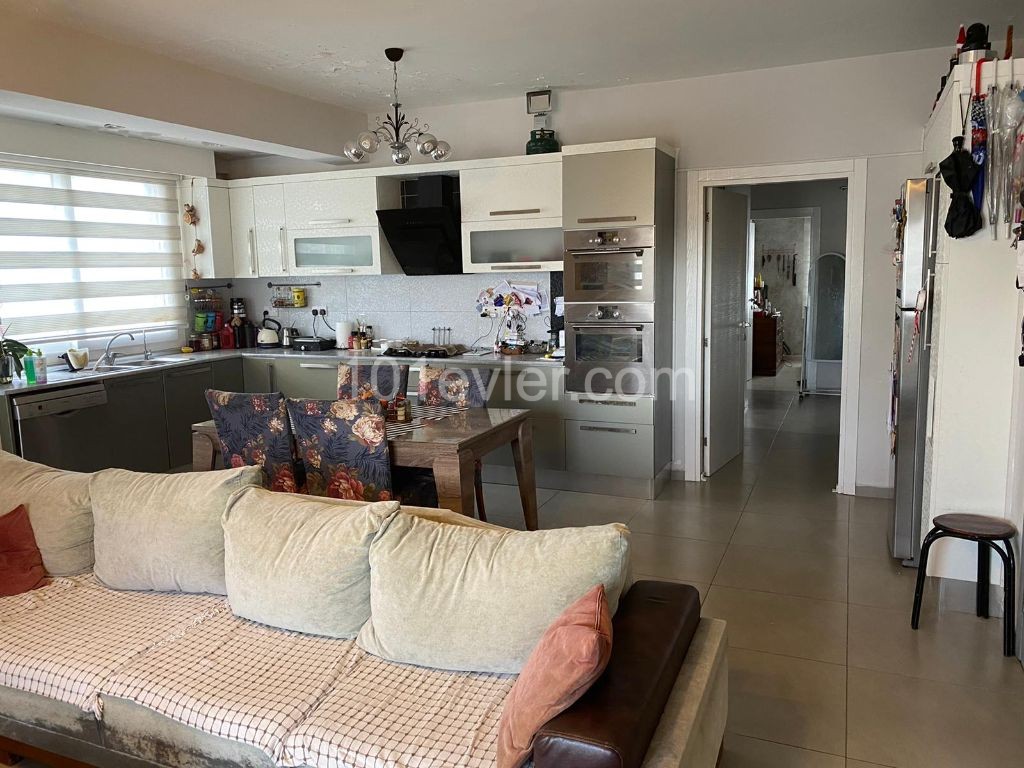 Zentrale Lage in Nikosia Ortakoy , 3 + 1, 100 m2 + 15 m2 (Terrasse) Penthouse-Wohnung zu verkaufen 58.000 STG ** 