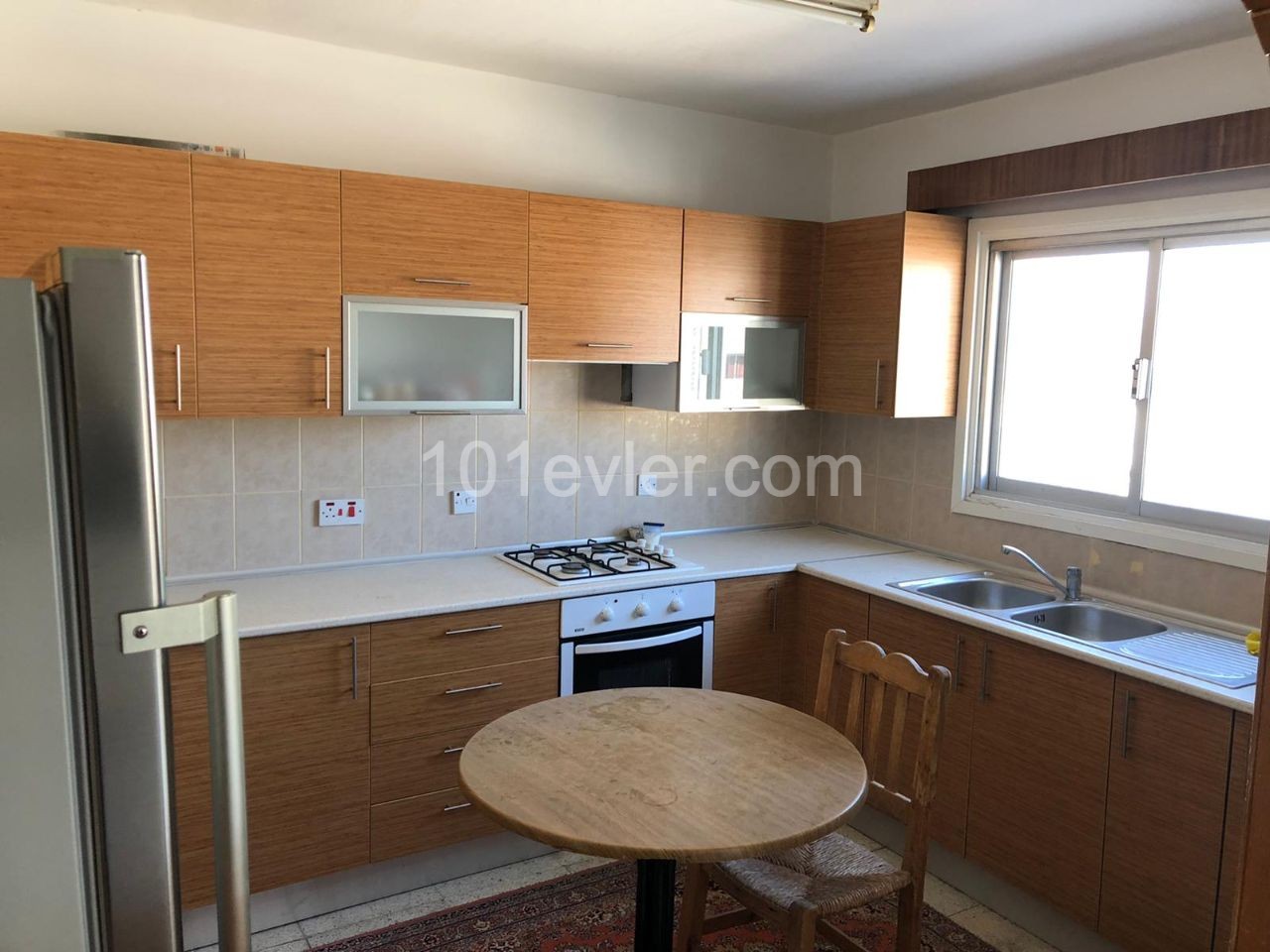 Lefkoşa Köşklüçiftlik'te Merkezi Konumda 3+1, 140 m2 Aylık Ödemeli Kiralık Daire 2.500 TL