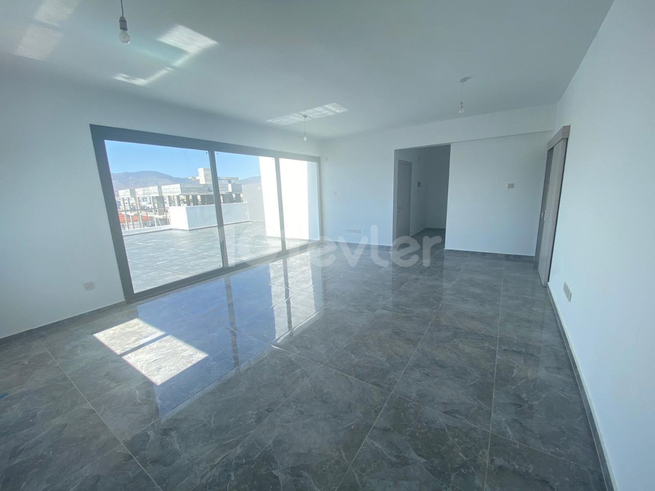 Lefkoşa Gönyeli'de Merkezi Konumda 2+1, 85 m2 + 70m2 Teras Satılık Penthouse 65,000stg