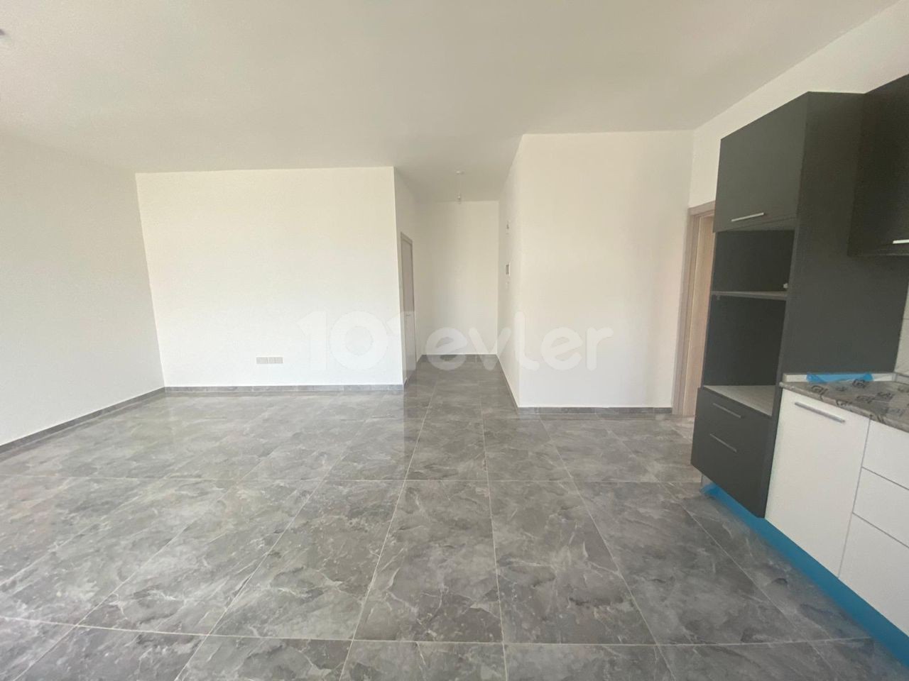 Zentral gelegen in Nikosia Gehrung 2+1, 85 m2 1. Etage 45.000 Stg Wohnungen zum Verkauf ** 