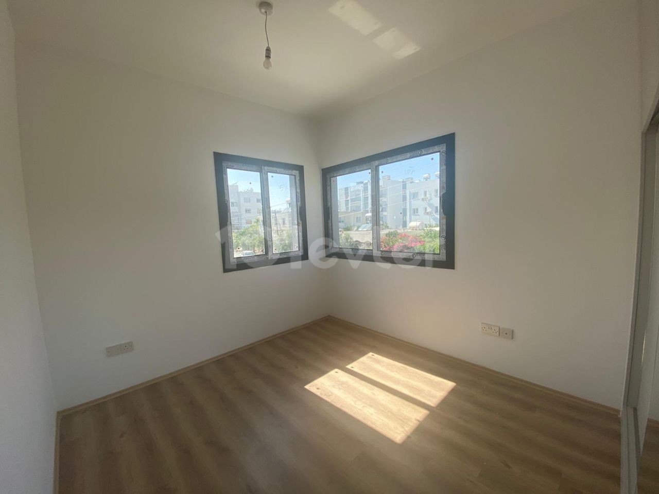 Zentral gelegen in Nikosia Gehrung 2+1, 85 m2 1. Etage 45.000 Stg Wohnungen zum Verkauf ** 