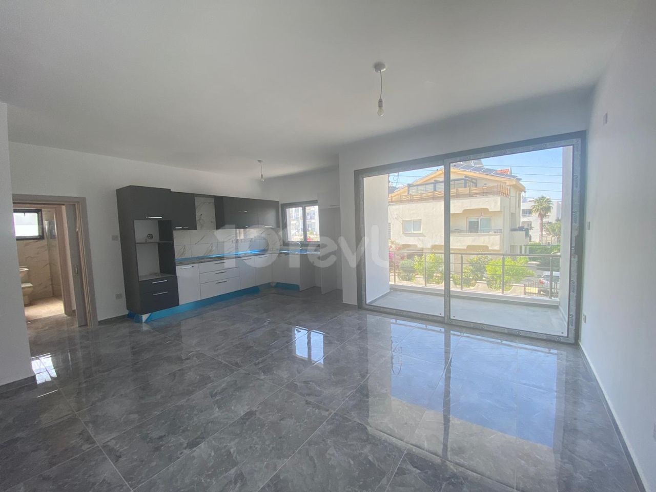 Zentral gelegen in Nikosia Gehrung 2+1, 85 m2 1. Etage 45.000 Stg Wohnungen zum Verkauf ** 