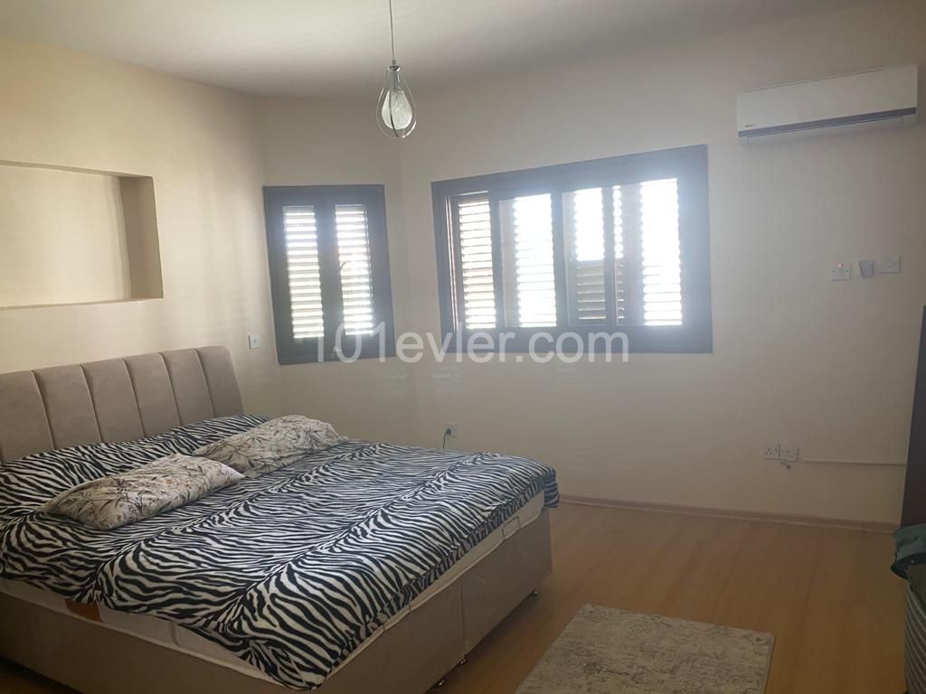 Lefkoşa Ortaköy'de Merkezi Konumda 4+1, 250 m2, Bir Tam Arsa İçerisinde Eşyalı Kiralık Villa Aylık 500 STG