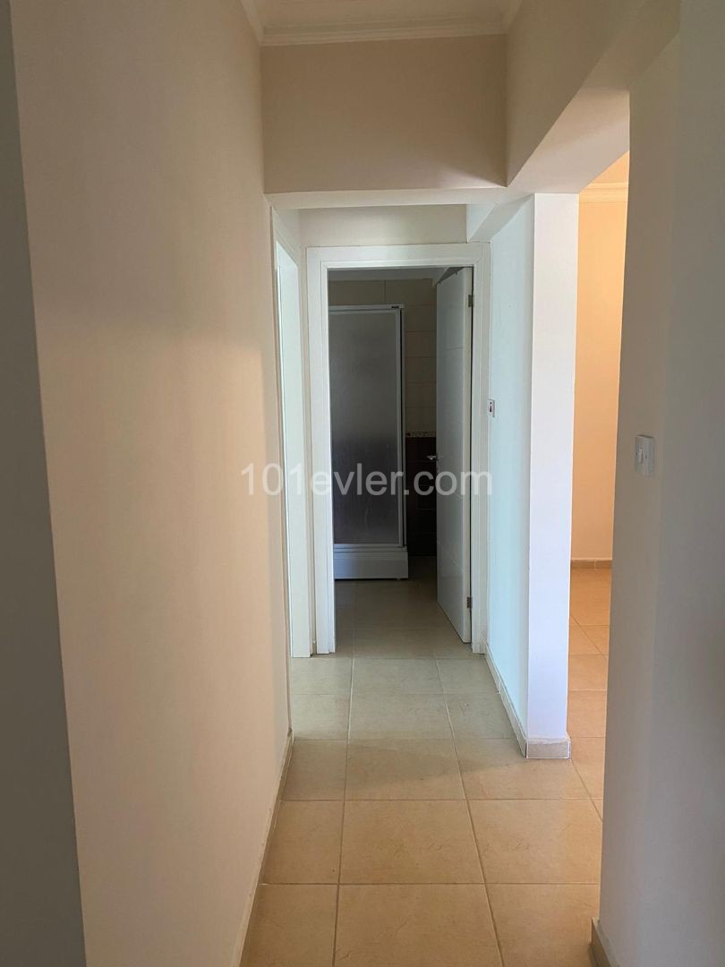 Nikosia Marmara 1. Etage 135 m2 3+1 halb möblierte saubere Wohnung in Türkisch 56.000 stg ** 