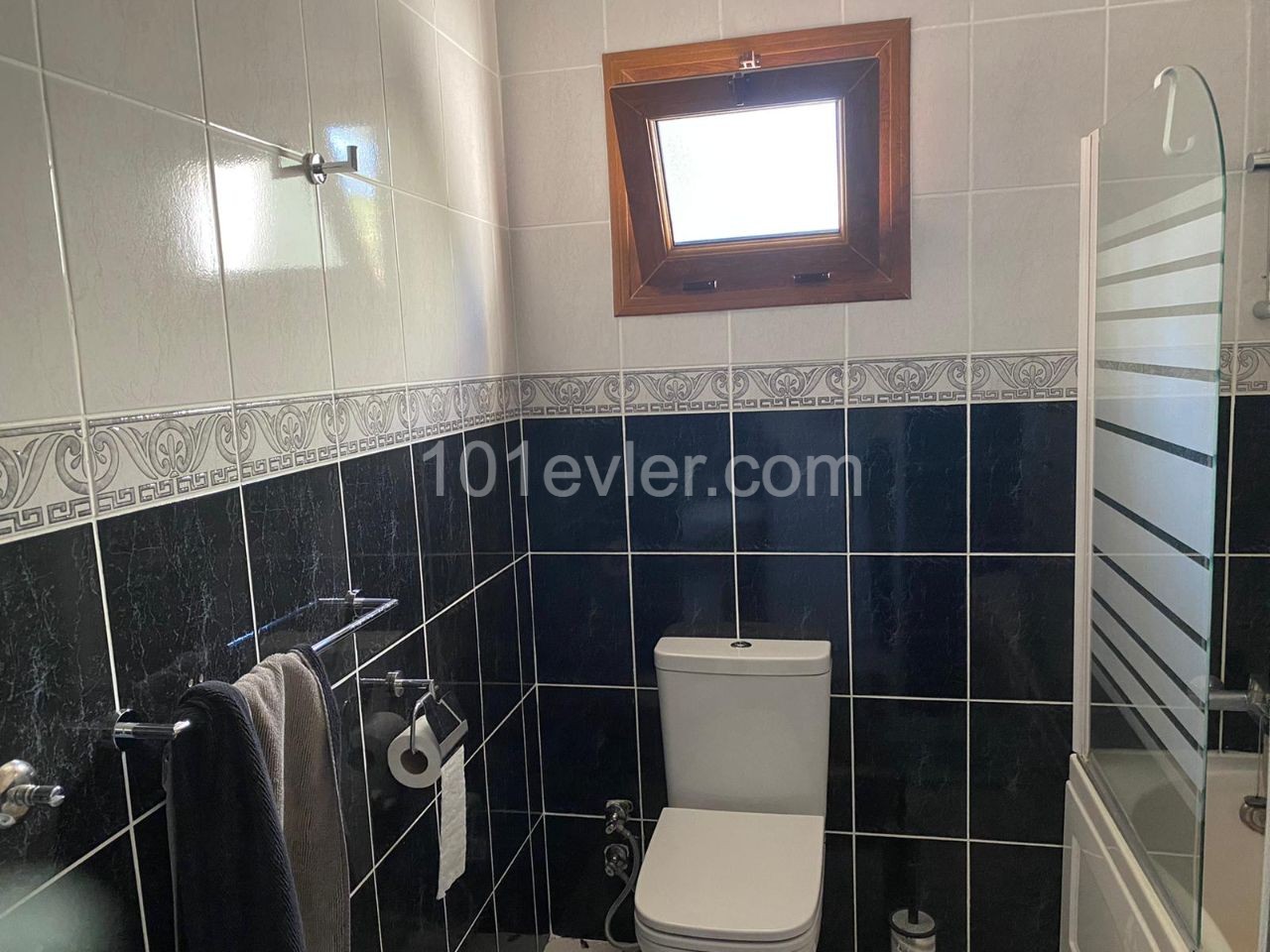 Çatalköy evler sitesinde full eşyalı, müstakil havuzlu, geniş bahçe ve peyzajlı 3+1 200 m2 kiralık müstakil villa aylık 1.200 stg