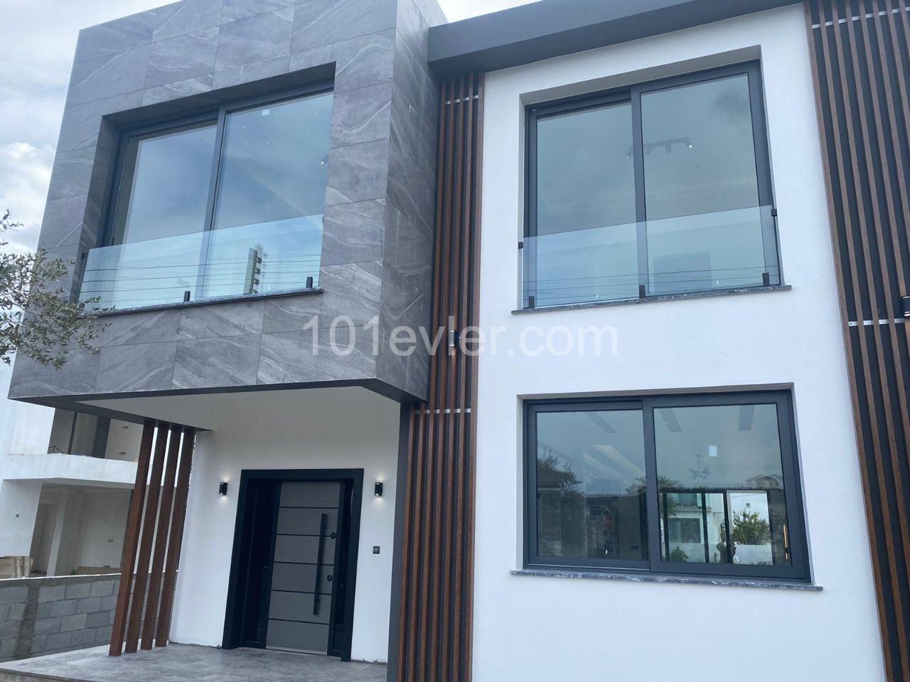 200m2 luxury detached villa for sale in Edremit, Girne on a 580m2 plot with all rooms en suite 3+1 net 320.000stg ** 