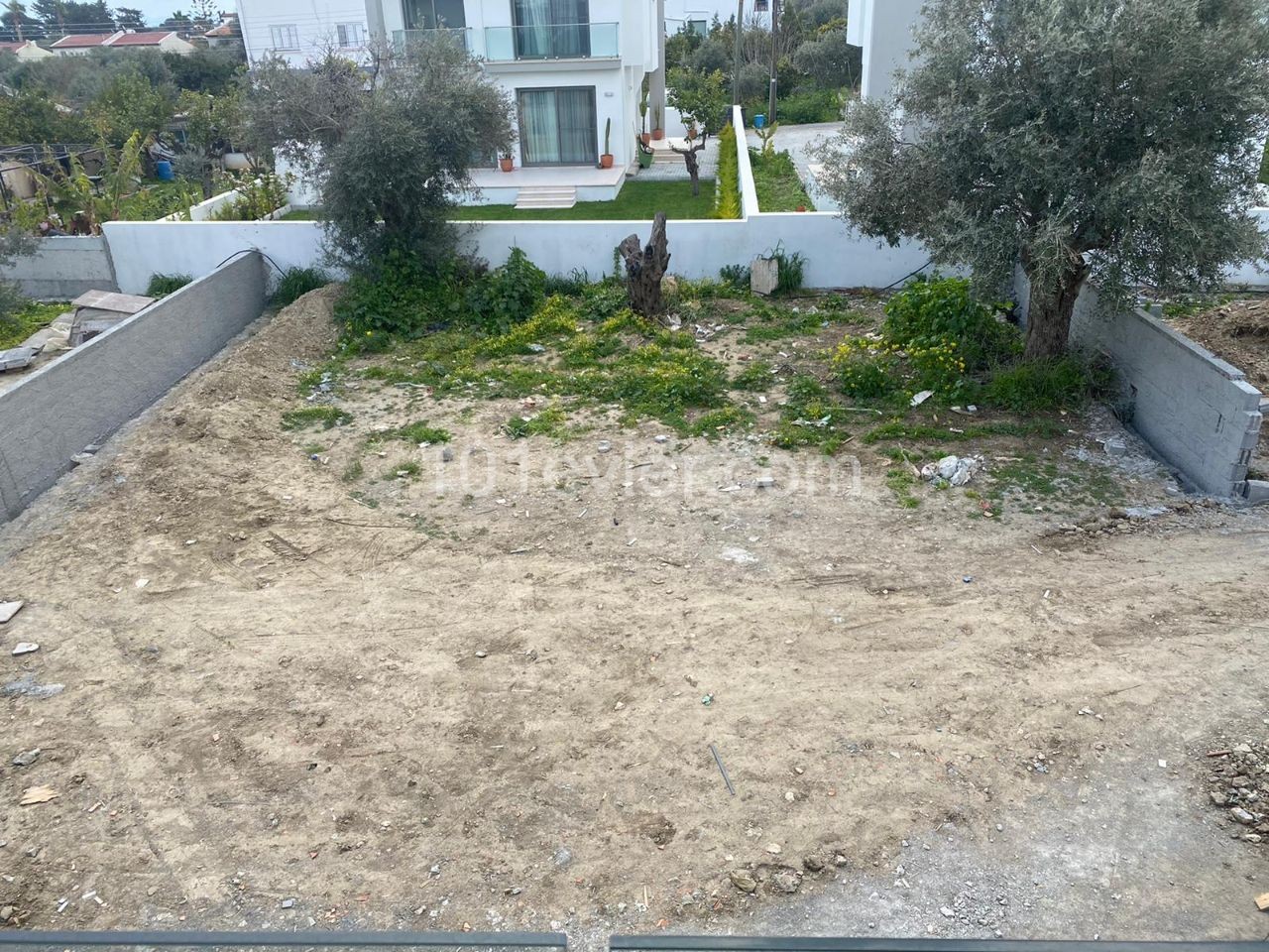 Girne Edremit'te 580m2 arsa içerisinde tüm odaları en suit 3+1 net 200m2 lüks satılık müstakil villa 350.000stg