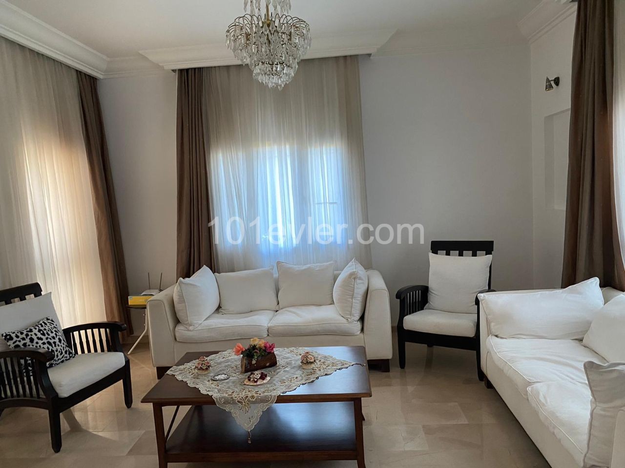 Girne Alsancak'ta 4+1 250 m2 full eşyalı  1 dönüm arsa içerisinde deniz manzaralı kiralık müstakil villa aylık 10.500 TL