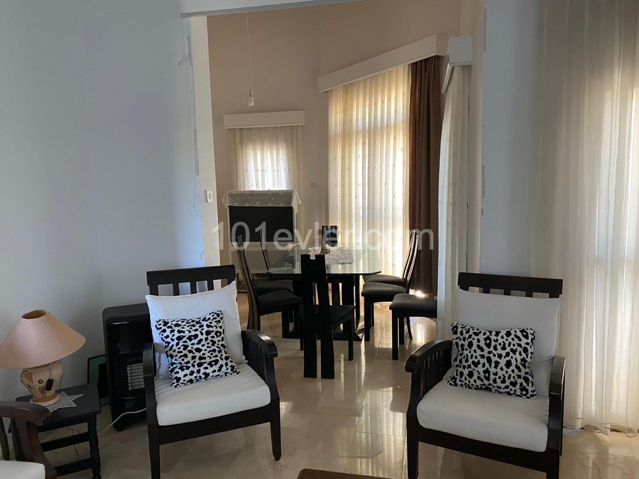 Girne Alsancak'ta 4+1 250 m2 full eşyalı  1 dönüm arsa içerisinde deniz manzaralı kiralık müstakil villa aylık 10.500 TL