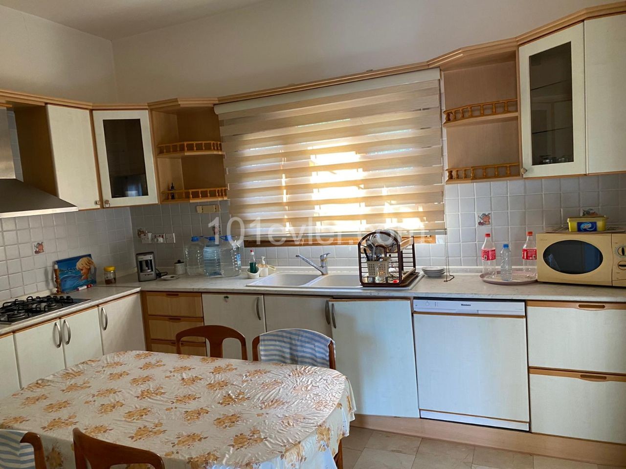 Girne Alsancak'ta 4+1 250 m2 full eşyalı  1 dönüm arsa içerisinde deniz manzaralı kiralık müstakil villa aylık 10.500 TL