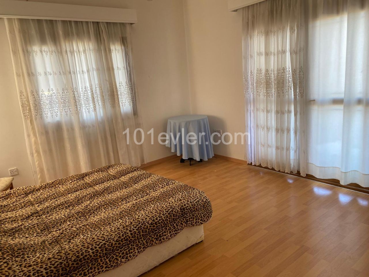 Girne Alsancak'ta 4+1 250 m2 full eşyalı  1 dönüm arsa içerisinde deniz manzaralı kiralık müstakil villa aylık 10.500 TL