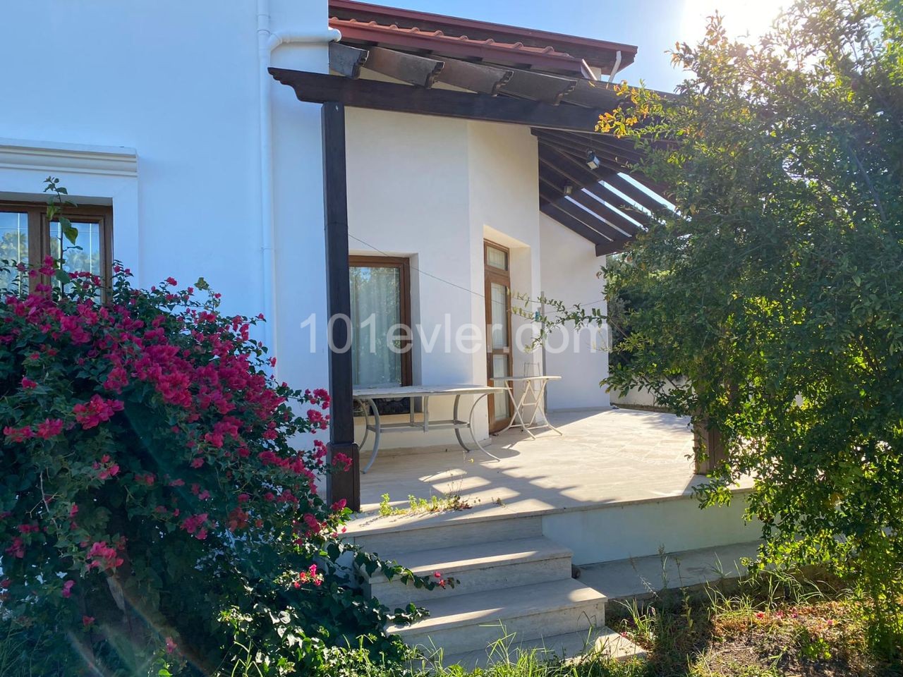 Detached House To Rent in Alsancak, Kyrenia