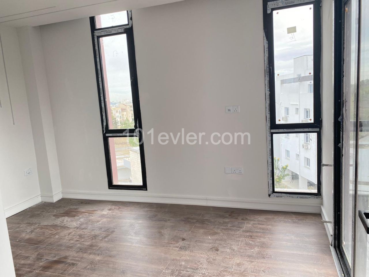 Lefkoşa Ortaköy'de kesilmeyen manzaralı, merkezi ısıtma sistemli  2+1 90 + 40 m2 satılık lüks penthouse 92.000 stg