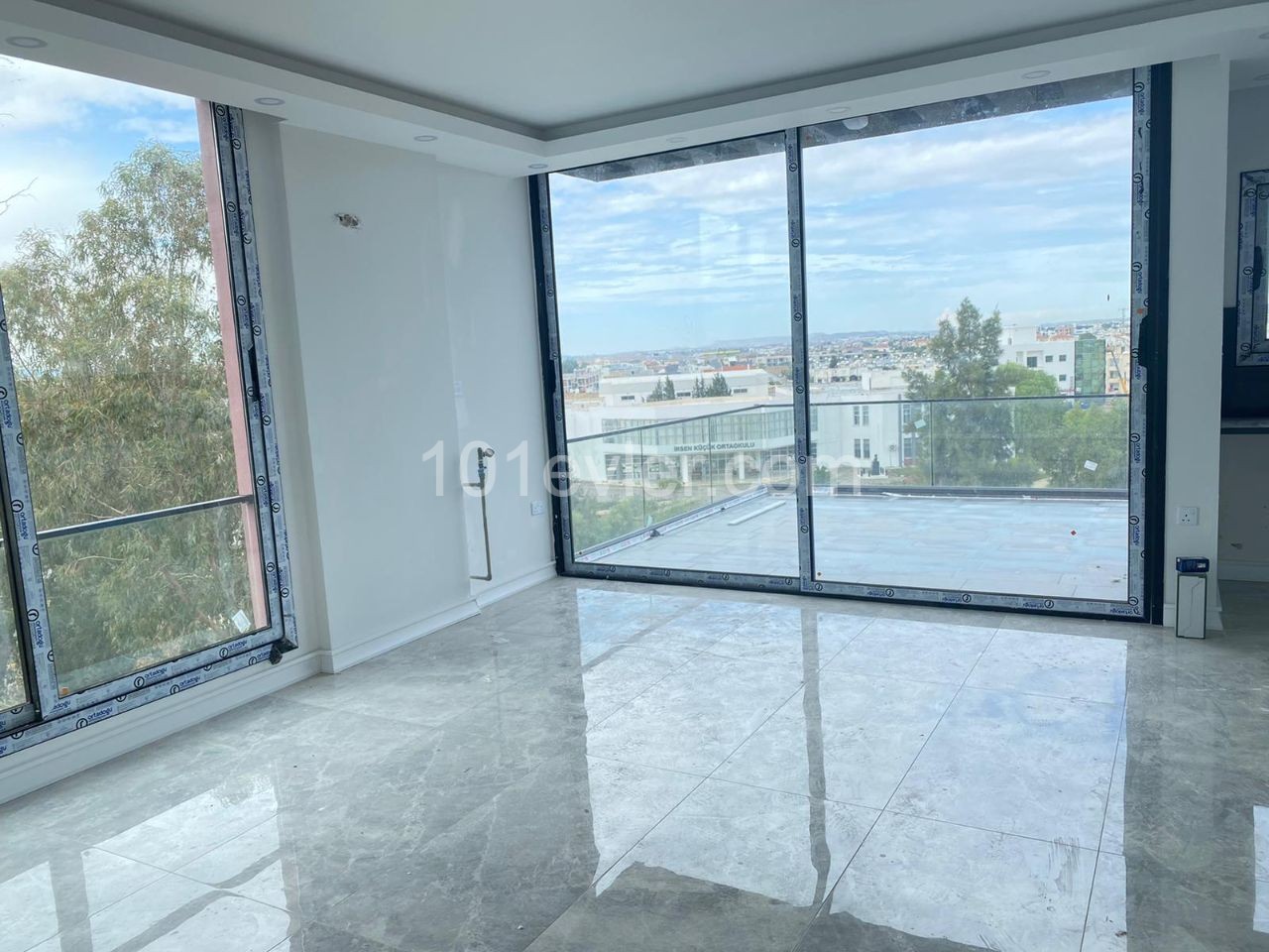 Lefkoşa Ortaköy'de kesilmeyen manzaralı, merkezi ısıtma sistemli  2+1 90 + 40 m2 satılık lüks penthouse 92.000 stg