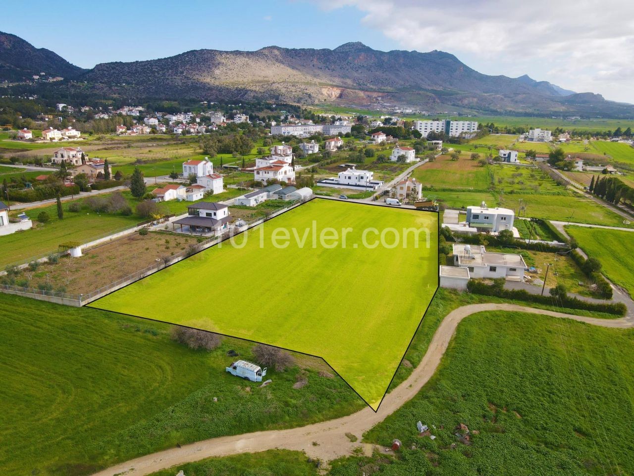 Girne Boğaz’da merkezi konumda 5 dönüm 3 evlek satılık villalık arsa 320.000 stg 