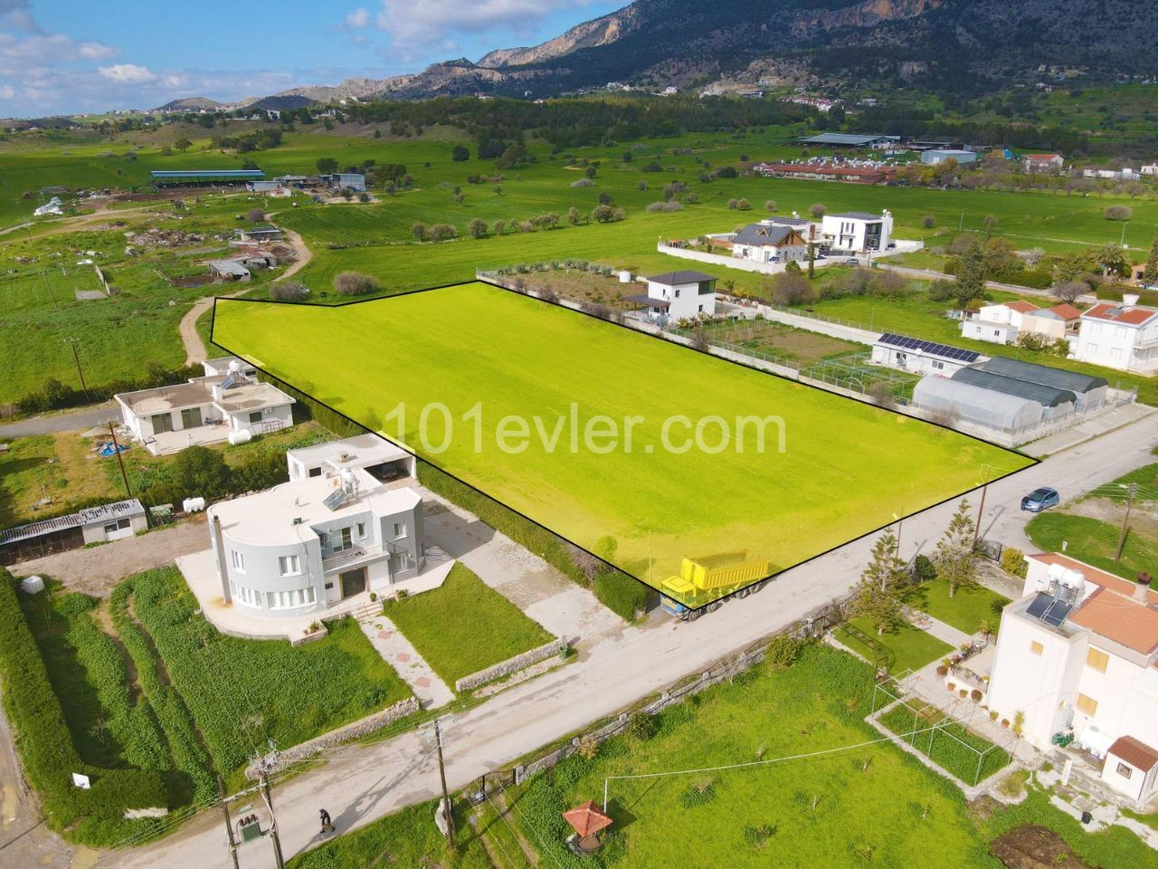 5 acres, 3 houses, villa for sale, in a central location in Girne Bosphorus, 349.000 stg ** 