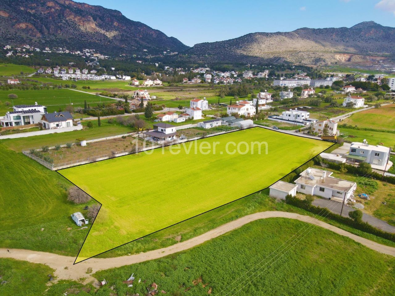 5 acres, 3 houses, villa for sale, in a central location in Girne Bosphorus, 349.000 stg ** 