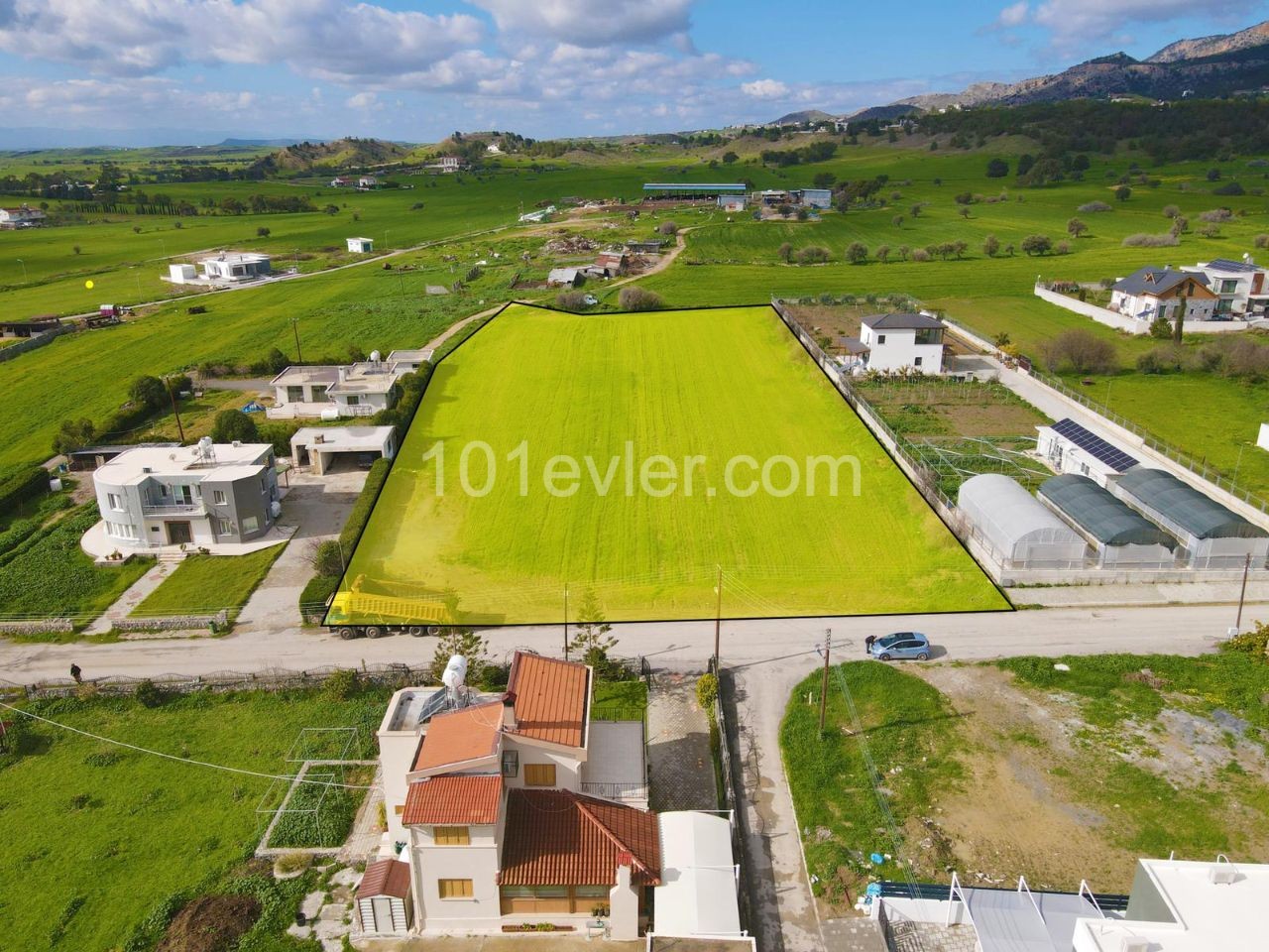 Girne Boğaz’da merkezi konumda 5 dönüm 3 evlek satılık villalık arsa 320.000 stg 