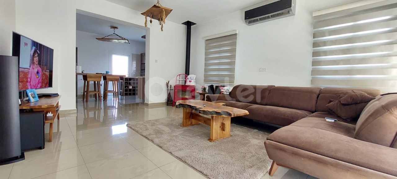 Lefkoşa Metehanda Zephyr Cafe Arkası 3+1 185 m2 Bakımlı,Masrafsız,Satılık İkiz Villa 127,000stg