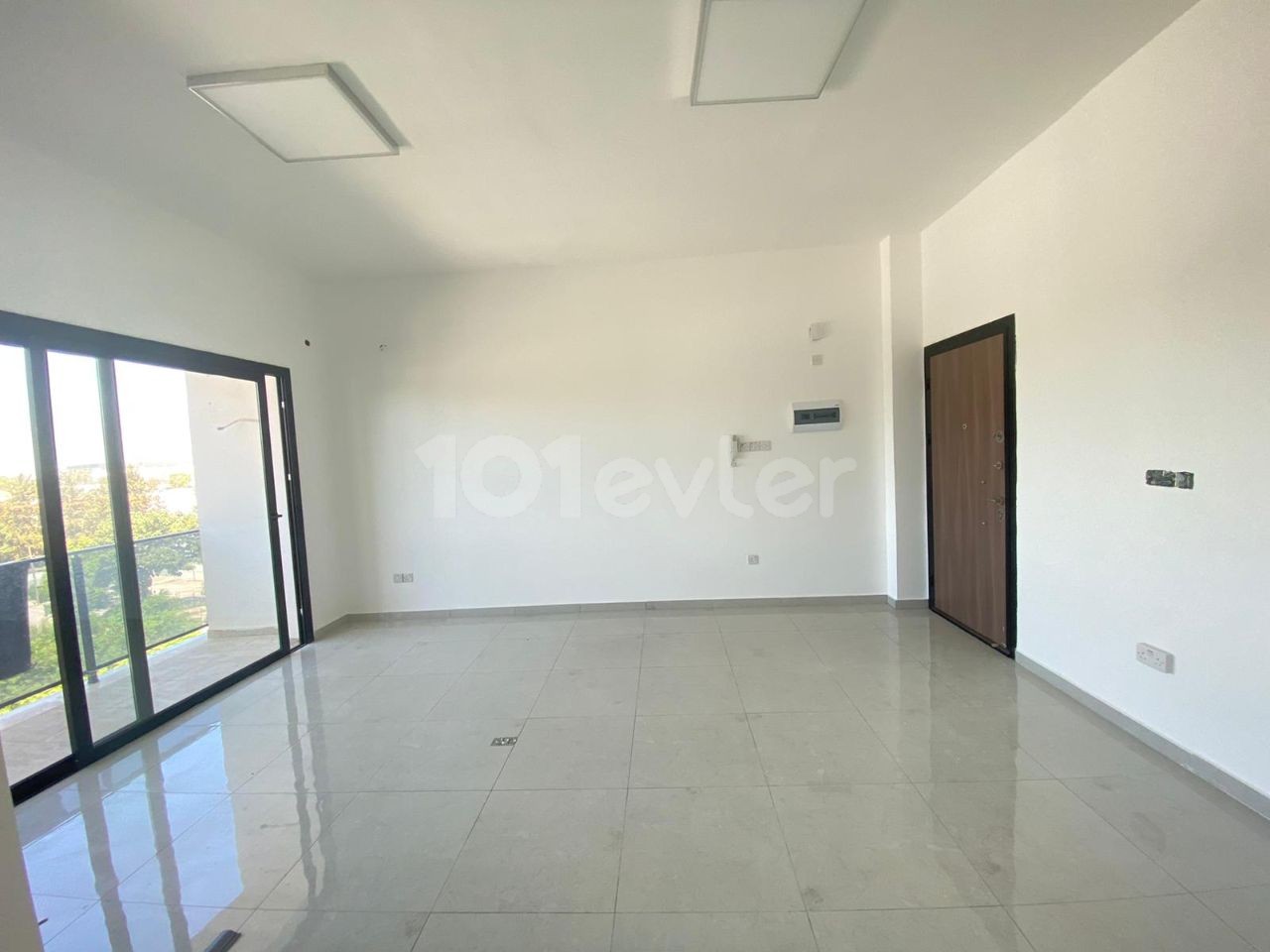 Nikosia auf der Hauptstraße in Yenisehir 2 + 1 80 m2 Büro zum Verkauf 59.000 stg ** 