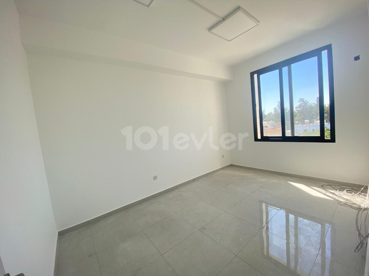 Nikosia auf der Hauptstraße in Yenisehir 2 + 1 80 m2 Büro zum Verkauf 59.000 stg ** 