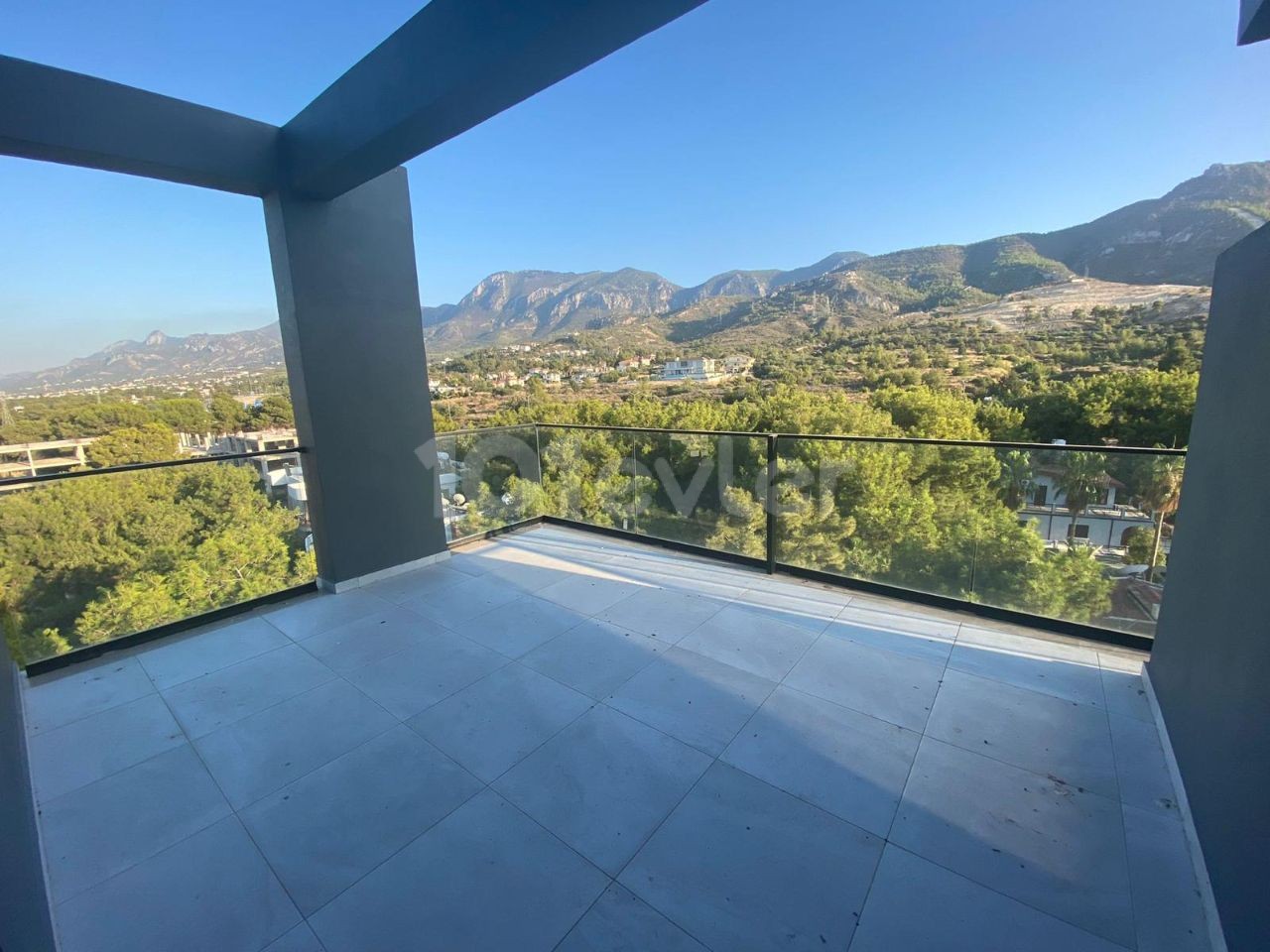 Duplex mit Meer-und Bergblick im Zentrum von Kyrenia 2 + 1 135m2 + 100m2 Terrasse Penthouse zum Verkauf 135.000 stg ** 