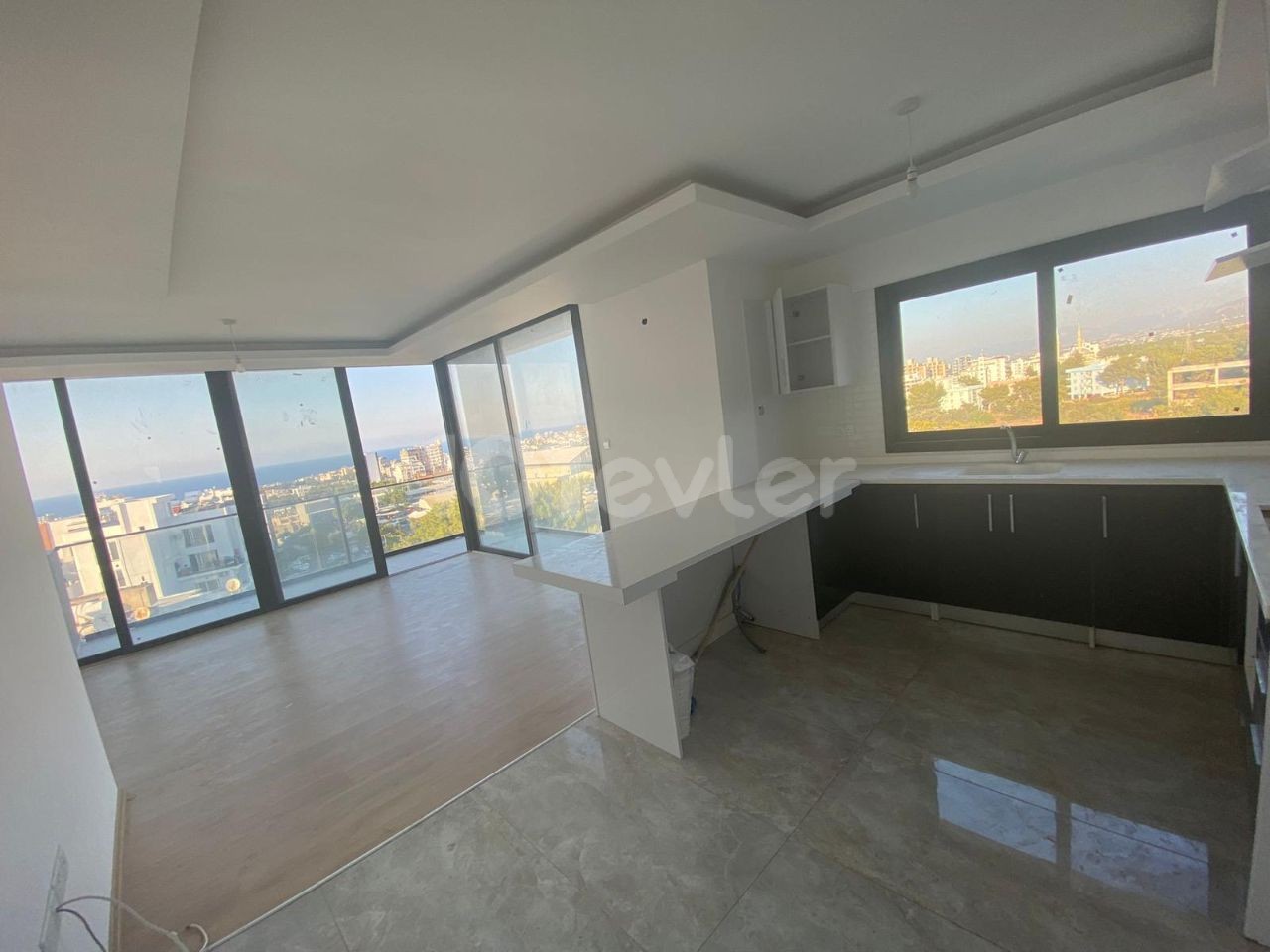 Girne Merkez'de Kapanmaz Deniz ve Dağ Manzaralı dubleks 2+1 135m2 +100m2 Teras Satılık Penthouse 135,000stg