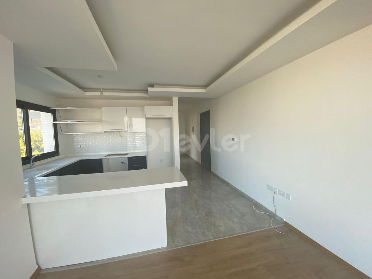 Duplex mit Meer-und Bergblick im Zentrum von Kyrenia 2 + 1 135m2 + 100m2 Terrasse Penthouse zum Verkauf 135.000 stg ** 