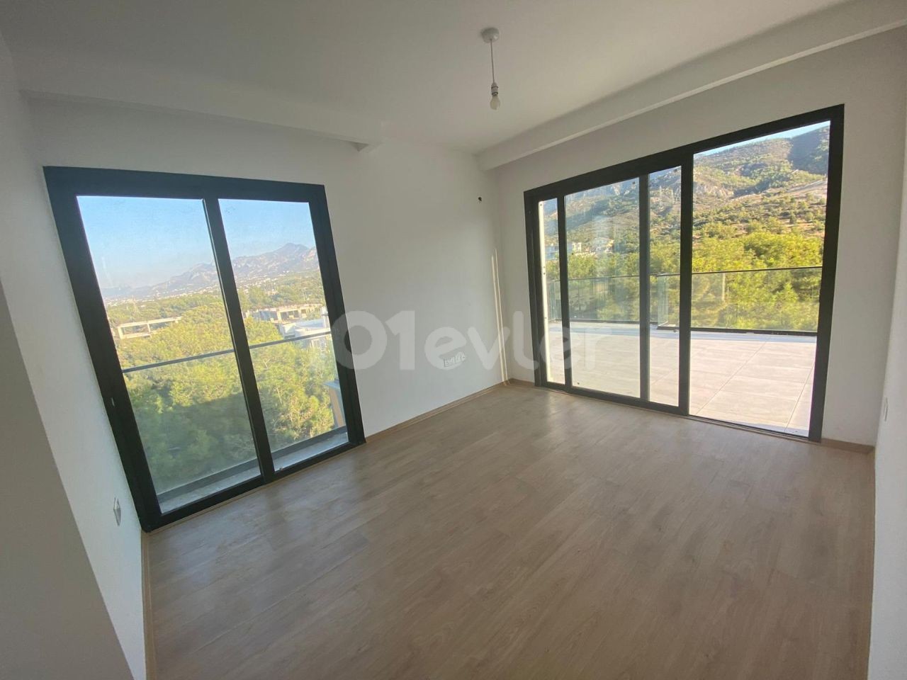 Girne Merkez'de Kapanmaz Deniz ve Dağ Manzaralı dubleks 2+1 135m2 +100m2 Teras Satılık Penthouse 135,000stg