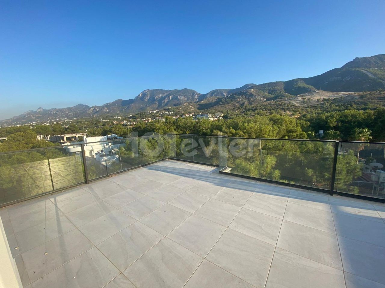 Duplex mit Meer-und Bergblick im Zentrum von Kyrenia 2 + 1 135m2 + 100m2 Terrasse Penthouse zum Verkauf 135.000 stg ** 