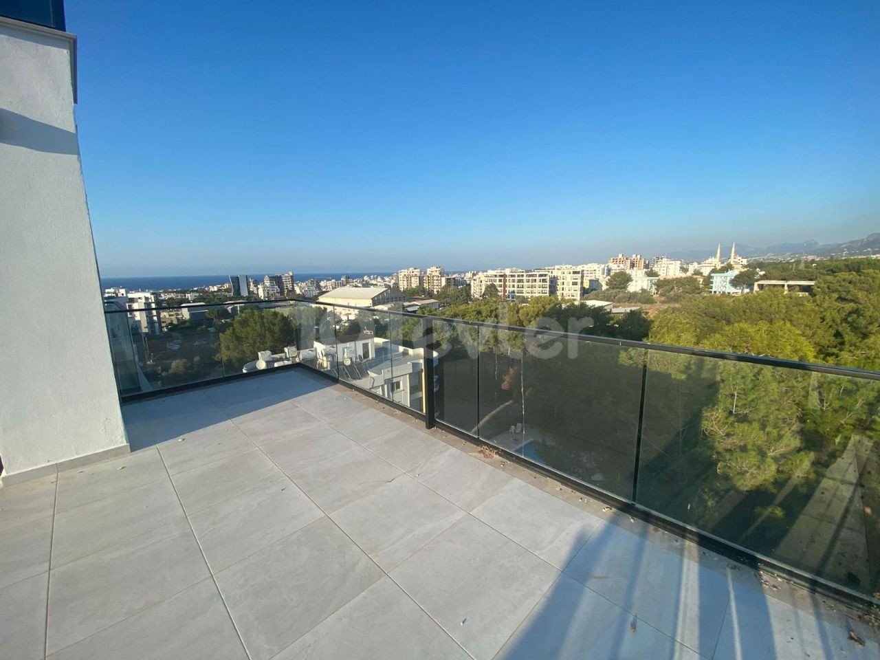 Girne Merkez'de Kapanmaz Deniz ve Dağ Manzaralı dubleks 2+1 135m2 +100m2 Teras Satılık Penthouse 135,000stg